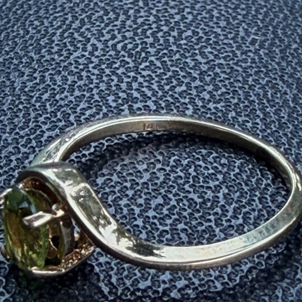 Vintage 14k solid Gold Ring with peridot - Picture 6 of 9